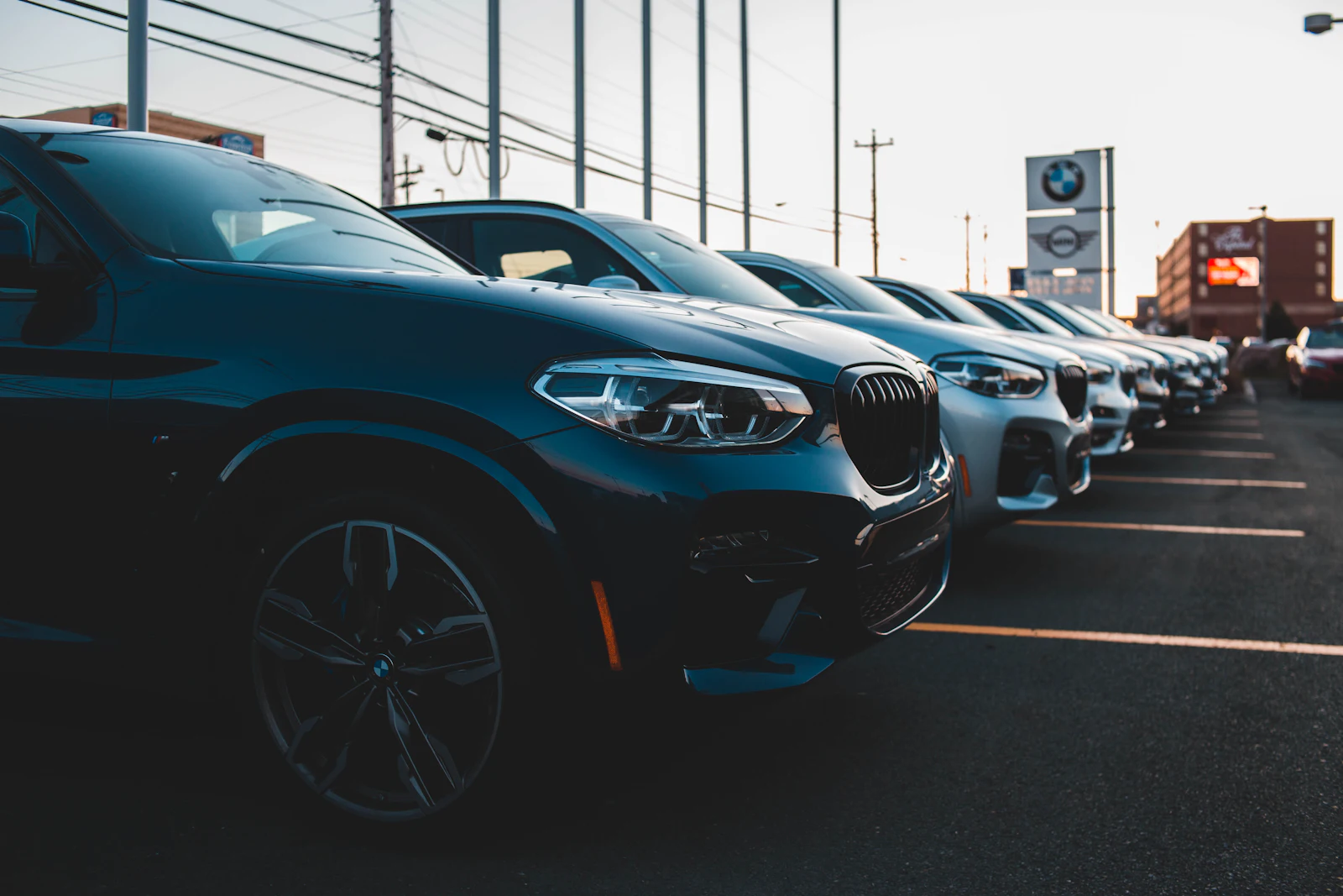 Galeri otoparkında sıralanmış otomobiller
