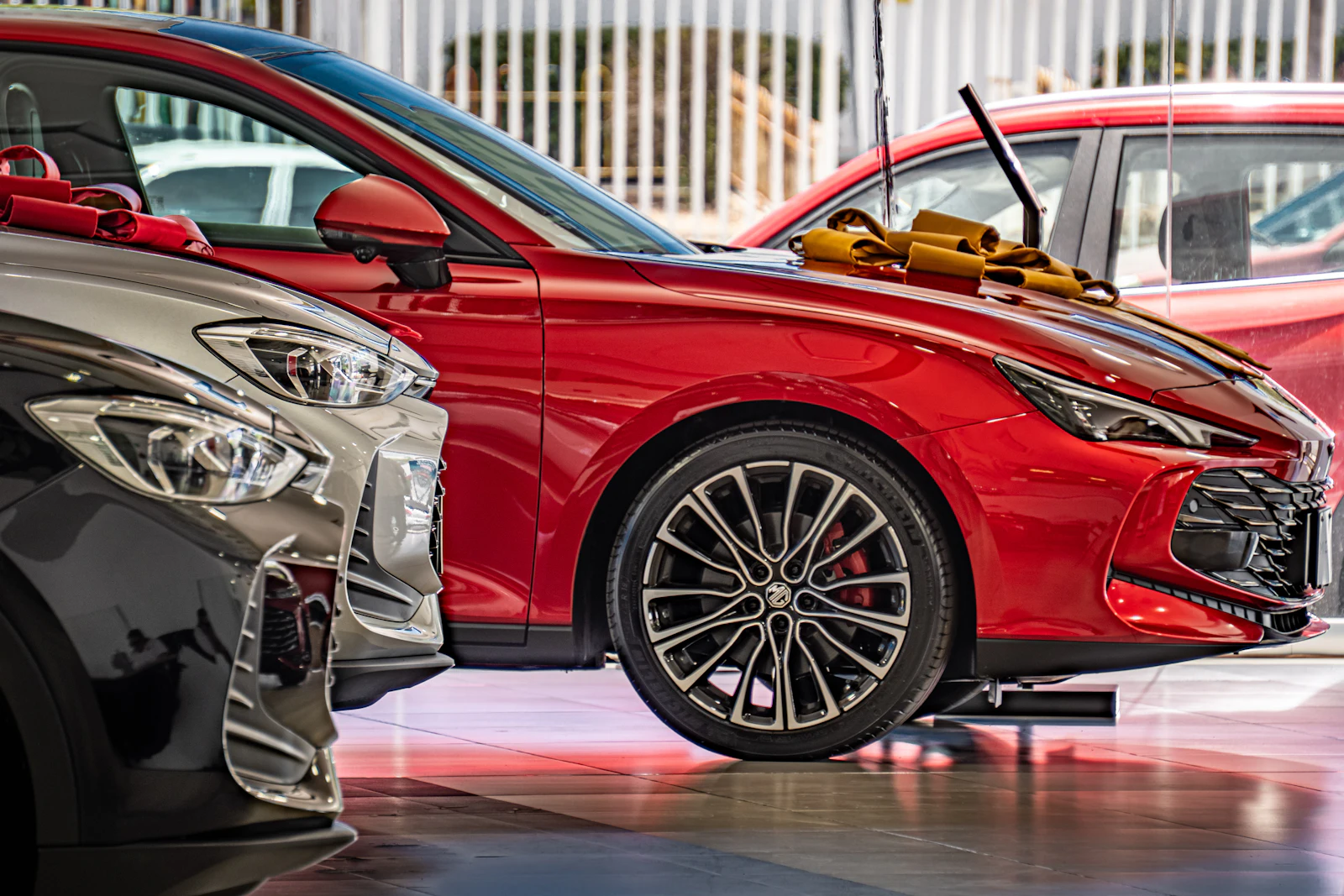 Showroomda sıralanmış yeni otomobiller