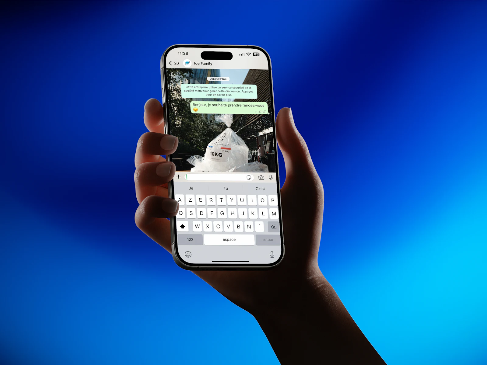 Telefonda yapay zekâ asistanıyla mesajlaşan bir kullanıcı