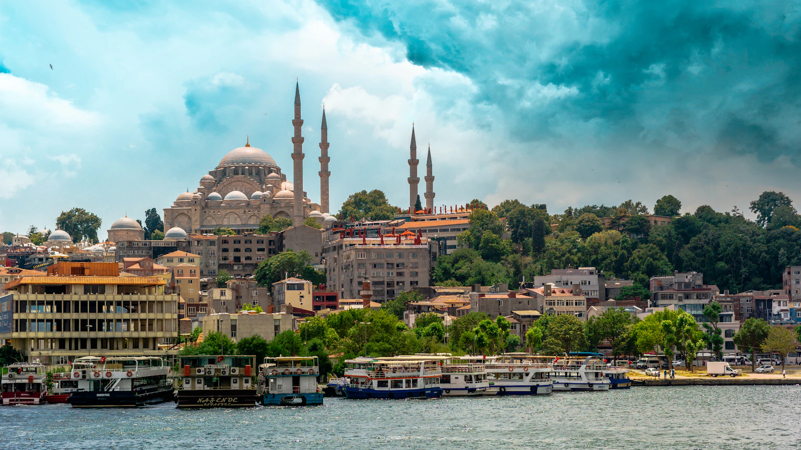 Süleymaniye Camii ve İstanbul siluetinin limandan görünümü