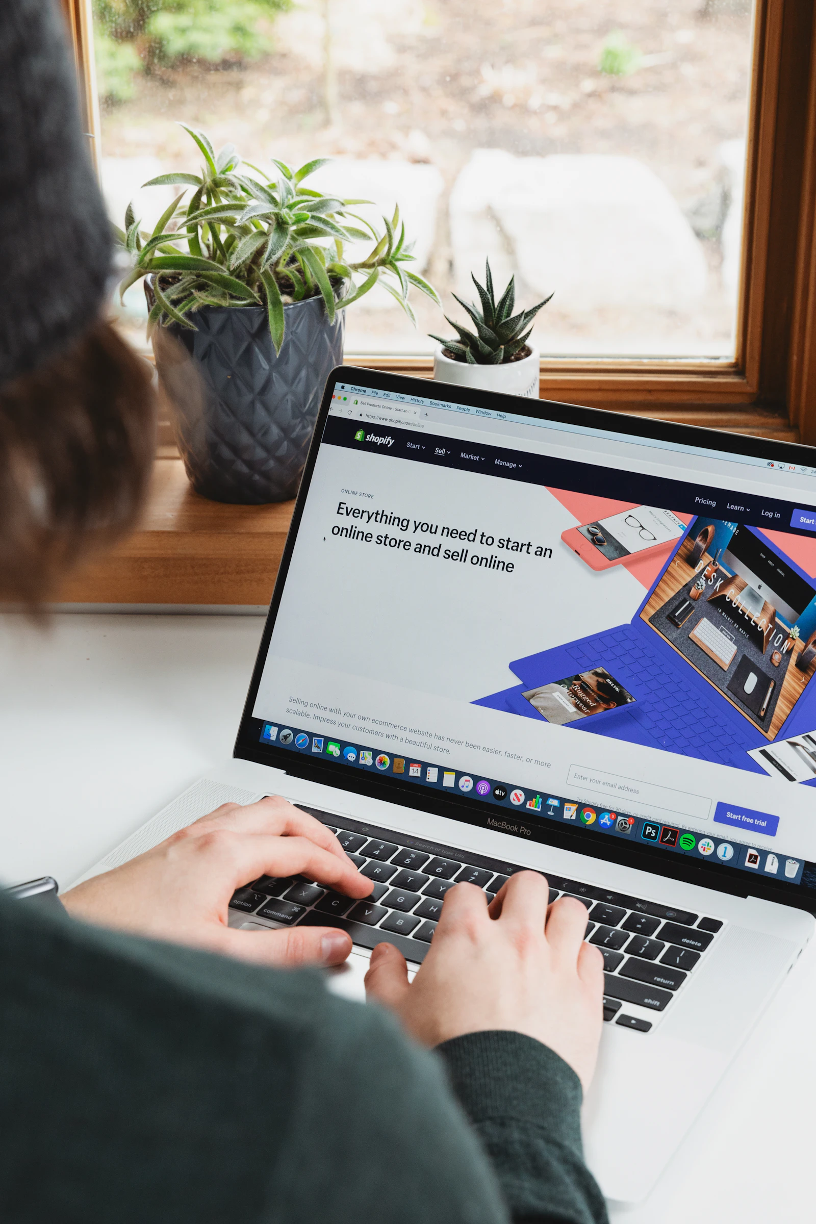 Dizüstü bilgisayarda web sitesine bakan biri