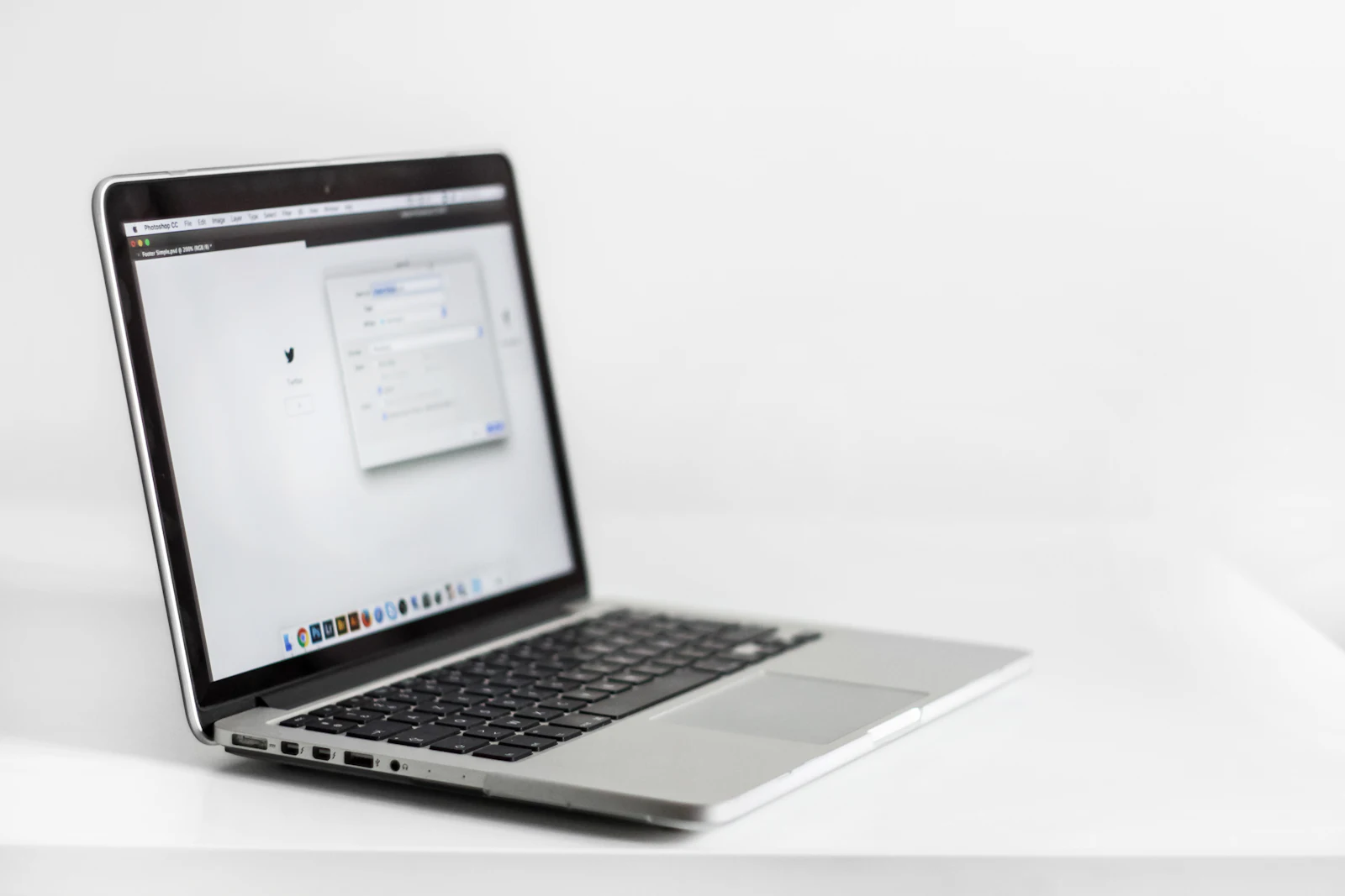 Ekranda açık bir web sitesi tasarımı