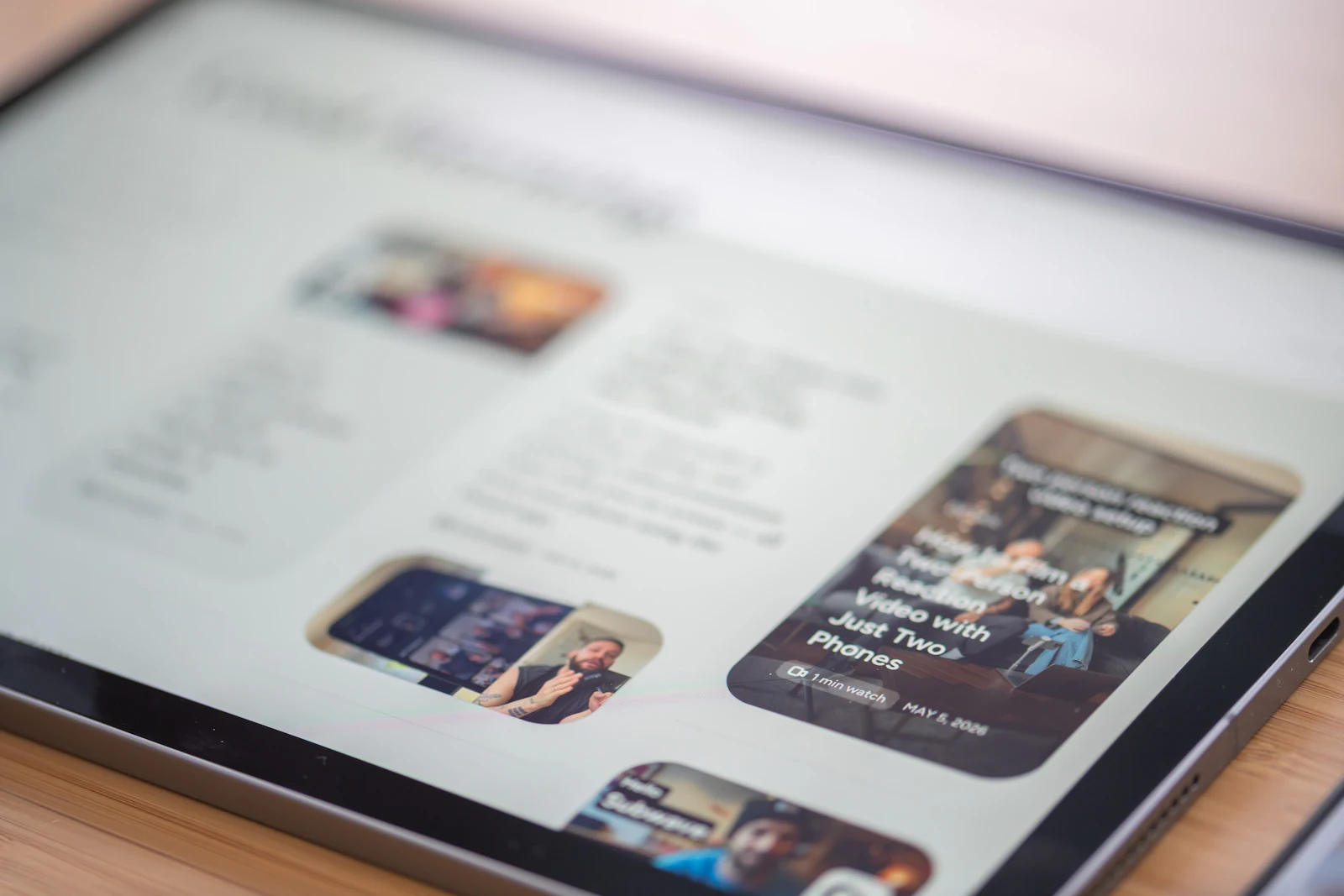 Tablette açık, görselli ve metinli bir web sitesi